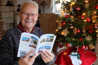 Vierter Band enthält allerlei Burggeflüster im Dunkelwald - Der Neuwürschnitzer Autor Eberhardt Börner hat sein schönstes Weihnachtsgeschenk schon bekommen: Er hält den vierten Band seiner Reihe "Zu Hause im Erzgebirge" in den Händen.