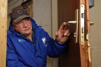 Vierter Einbruch in Gersdorfer Vereinsheim : Täter zerstören inaktive Überwachungstechnik - Für Jugendleiter Klaus Boegel ist besonders schlimm, dass die Türen im Vereinsheim des SSV Blau-Weiß teils mit brachialer Gewalt aufgebrochen und daher enorme Sachschäden verursacht wurden.