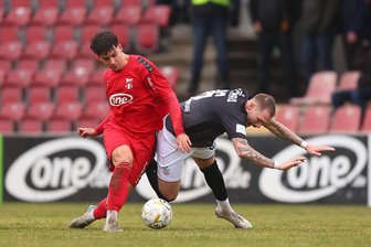 Vierter Neuzugang: FC Erzgebirge Aue verpflichtet Flügelflitzer aus Meuselwitz - Christoph Pauling (l.), hier im Zweikampf mit Zwickaus Sandro Sengersdorf, wechselt von Meuselwitz nach Aue.