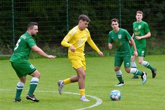 Vierter Sieg im vierten Spiel: Traktor Neukirchen rockt weiter die Fußball-Westsachsenliga - Nils Wallasch (im gelben Trikot) kam mit Traktor Neukirchen am Sonntag in Mülsen zum vierten Sieg im vierten Spiel.