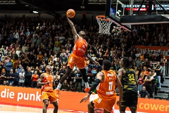Vierter Sieg in Folge: Niners Chemnitz auch gegen die MHP Riesen Ludwigsburg mit ganz starker Energieleistung - Ty Brewer fliegt mit dem Ball durch die Halle. Sein Team gewann gegen Ludwigsburg das vierte Spiel in Folge.