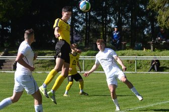 Vierter Sieg in Folge und ein Schreckmoment beim Spiel Auerbach gegen Frankenberg - Chris Ben Giesel (Mitte) erzielt hier ein Kopfballtor für den VfB in der zweiten Halbzeit.