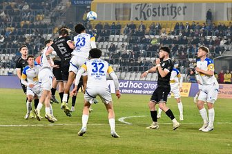 Viertes Spiel in elf Tagen: VFC Plauen verliert auch den Nachholer bei Carl Zeiss Jena - Der VFC Plauen (schwarz) unterlag am Dienstagabend im Nachholspiel der Fußball-Regionalliga Nordost 1:2 beim FC Carl Zeiss Jena.