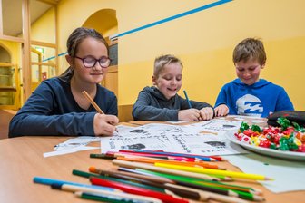 Viertklässler aus dem Erzgebirge zeigen bei Mathematik- und Englisch-Wettbewerb ihr Können - Miriam Schönherr, Jonas Weiß und Simon Elia Bartella (v. l.) sind aus der 4. Klasse der Grundschule Bockau. Sie gehören zu den Schülern, die am Clemens-Winkler-Wettbewerb teilgenommen haben.