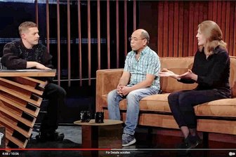 Vietnamese Pham und Familie wollen nach Berlin: Diese Rolle spielt ProSieben-Moderator Klaas Heufer-Umlauf - Pham Phi Son (Mitte) bei Klaas Heufer-Umlauf (links) in der Sendung „Late Night Berlin“ im Februar. Neben ihm sitzt seine Anwältin Jenny Fleischer.