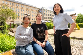 Vietnamesen sollen Fachkräftemangel im Vogtland lindern: „Zu Hause ist da, wo man sich wohlfühlt“ - Chuyen Hoang (links) und Thu Nguyen (rechts) aus Vietnam machen ihre Ausbildung im Vogtland. In der Mitte Hoangs Ausbilderin Madeleine Gläß von S & S Electronic in Klingenthal.