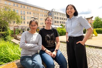 Vietnamesen sollen Fachkräftemangel im Vogtland lindern: „Zu Hause ist da, wo man sich wohlfühlt“ - Chuyen Hoang (links) und Thu Nguyen (rechts) aus Vietnam machen ihre Ausbildung im Vogtland. In der Mitte Hoangs Ausbilderin Madeleine Gläß von S & S Electronic in Klingenthal.