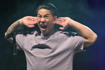 Vietnamesenwitze vom Fachmann: Komiker Tutty Tran in Zwickau auf der Suche nach der vietnamesischen Community - Hören und verstehen, das ist Tutty Trans großes Thema in seinem Programm „Hai dai Mau“.
