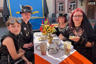 Viktorianisches Frühstück in Wolkenburg: Kann das Steampunk-Festival mit Leipzig mithalten? - Manuela Grol (r. vorn) mit Mutter Regina Krenkel, Mann Kai und Tochter Jeanette. Familie Grol lebte lange in Hagen, wo es auch eine aktive Steampunk-Szene gibt. Vor Kurzen zogen sie nach Rochlitz zurück.