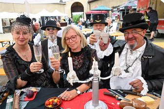 Viktorianisches Frühstück: Läuft Wolkenburg Leipzig den Rang ab? - Susanne Gersten, Andreas Schulze, Helga Ehrentraut, Uwe Gersten und Holger Ehrentraut (von links) mögen es stilecht wie im 19. Jahrhundert. Deshalb haben sie am Sonntag zum Steampunk-Festival im Schlosshof Wolkenburg gemeinsam opulent gefrühstückt: mit Kerzen, Sekt und anderen Leckereien.