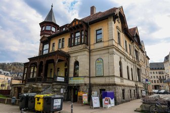 Villa am Postplatz in Aue: Warum ein Verein dem Haus den Rücken kehrt - Das Bürger- oder auch Mehrgenerationenhaus in Aues Innenstadt. Errichtet wurde es von der Familie des Auer Unternehmers Gantenberg.