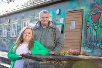 „Villa Postplatz“ in Plauen öffnet wieder: „Wenn wir die Ecke beleben, wird schon im Park nebenan nicht mehr gedealt“ - Sie sind die Neuen in der Villa Postplatz: Corina Adler und Matthias Sporn öffnen bald wieder die Tür.