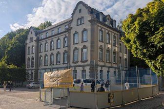 Villa Postplatz startet in der Plauener Innenstadt ein neues Sportangebot - Auf dem Theaterplatz wurde in dieser Woche erstmals eine Anlage für Streetsoccer aufgebaut.