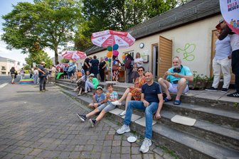 Villa Postplatz startet musikalische Abende im Plauener Stadtzentrum - Schon zur Eröffnung der Villa Postplatz wurden die Stufen in Beschlag genommen.