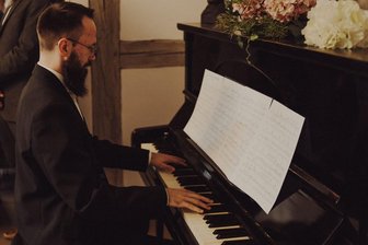 Villa Wolff Rodewisch: Pianist und Cartoon-Zeichner erwarten Gäste - Joseph Tunger begleitet am Sonntag die Ausstellung „Unvergessene Frauen“ mit Pianomusik.