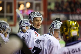 Vincent Schlenker über 4:2-Sieg von Weiden in Crimmitschau: „Unser Forechecking hat den Eispiraten gar nicht gefallen“ - Vincent Schlenker hat sich mit den Blue Devils Weiden über den Sieg am Sonntag in Crimmitschau gefreut.