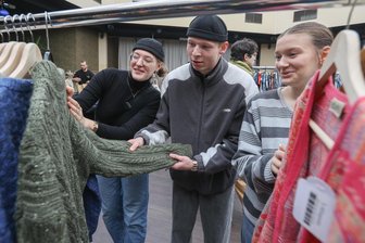 Vintage-Markt in Chemnitz: Wo Kleidung zum Kilo-Preis rausgeht und junge Leute den Stil ihrer Eltern entdecken - Helene Wiederhöft, Odin Löbel und Hermine Rau (von links) stöbern durch die Klamotten im Vintage-Pop-up-Shop im Pentagon 3. Zu dem eintägigen Markt kamen hunderte Kunden.