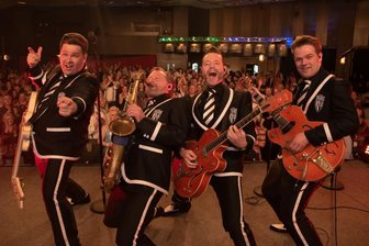 Hier fängt der Vogel Feuer: Konrad Schöpe, Henning Plankl, Krusdy van Friday und Roy J. Martin bei einem ihrer Rock'n'Roll-Konzerte in der Festhalle Plauen.