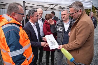 Viola-Park: Adorf baut mit eigenem Tempo an seiner Zukunft - So will Adorf den Viola-Park bauen: Bürgermeister Rico Schmidt (2. von rechts) und Stadtbaumeister Mario Beine (links) erläutern Wirtschaftsminister Martin Dulig (rechts) und Landtagsabgeordneten Pläne für das Ankunfts-Areal.