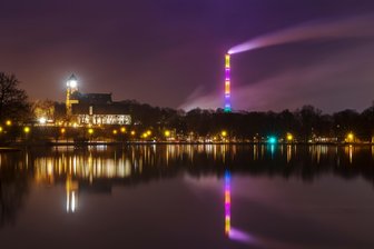 Violett strahlt nicht mehr - neuer Anstrich für Schornstein - Nachdem im vergangenen Jahr die Farbe Himmelblau erneuert wurde, ist nun der signalviolette Bereich des Chemnitzer Schornsteins an der Reihe.