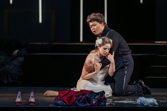Violettas letzte Liebe: Überzeugende „La Traviata“-Premiere an der Oper Chemnitz - Athanasia Zöhrer als Violetta Valéry und Seungwoo Simon Yang als Alfredo in der Verdi-Oper „La Traviata“. Das Stück feierte am Samstag an der Oper Chemnitz Premiere.