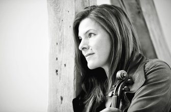 Elisabeth Kufferath ist am Freitagabend mit einem selten gespielten Violinkonzert im Vogtlandtheater zu erleben.