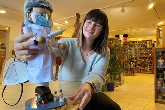 Virologe kontrolliert Einlass im Neuhausener Nussknackermuseum - Jenny Löschner mit dem Nussknacker "Covid-19-Fighter" im Nuss- knackermuseum.