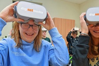 Virtuell auf Traumjob-Suche: Schüler aus Rechenberg-Bienenmühle gehen mit Spezial-Brillen auf Betriebsbesuch - Eintauchen per Datenbrille in die virtuelle Welt der Jobangebote von 15 Unternehmen: Auch dies machte der 4. Berufsorientierungstag an der Oberschule Rechenberg-Bienenmühle möglich. Alison Ralle (l.) und Julie Fischer macht diese Exkursion sichtlich Spaß. 
