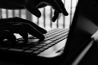 Virtuelle Kriegsführung: Deutschland drohen Hackerangriffe - Hackerangriffe können zum Beispiel die Finanzmärkte, die Stromversorgung, Medien und Krankenhäuser gefährden.