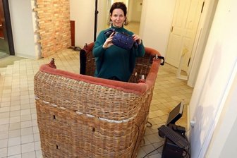 Virtuelle Rundfahrt im Heißluftballon - Mitarbeiterin Anja Straube testet die virtuelle Ballonfahrt im momentan für Besucher geschlossenen Schloss. 