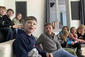 Vision eines Vogtland-Bürgermeisters: Kinder, wir müssen ins Fernsehen - die Zeit drängt - Historische Stunde im Jugendclub Unterheinsdorf. Mit der Gründung eines Jugendgemeinderats verfügt die nicht einmal 2000 Einwohner zählende Gemeinde Heinsdorfergrund über drei Gemeinderäte.