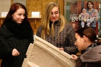 Visite im Energie- und Umweltpark - Melanie Muster, Franziska Körner und Sophie Männel (v. l.) begutachten eine Autotürverkleidung aus Recyclingmaterial.
