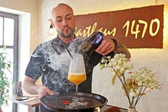 Visitenkarte im Glas: Fünf trendige Signature Drinks aus Zwickau - Der Hausdrink im Zwickauer Gasthaus 1470 wird nicht geföhnt, sondern bekommt einen Rauch-Effekt.