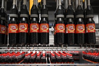 Vita Cola mit Rekordabsatz: Kult-Limo aus dem Osten erobert nun auch den Westen - Auf der Überholspur: Die Vita Cola ist seit dem vergangenen Sommer auch in westdeutschen Verkaufsregalen zu finden.