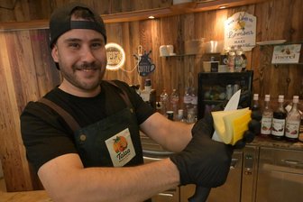 Vitaminschub für zwischendurch in Zwickauer Arcaden: „Smoothies und Säfte gehen am besten“ - Am Stand „Talaa“ in den Zwickauer Arcaden bereitet Sadam Talaa (28) Zwickau eine Honigmelone vor.