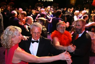 Viva España! Spanische Ballnacht in der Oper - 
              <p class="artikelinhalt">Bis früh gegen 4 Uhr wurde getanzt, vor allem auf der Hauptbühne rauschten die Ballroben im Takt.</p>
            