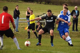 Vizemeister Gebirge/Gelobtland will diesmal den Thron der Fußball-Kreisliga besteigen - Sebastian Martinka (M.), hier im Duell mit dem Olbernhauer Danny Dilsner, hat mit dem ATSV Platz 1 im Visier.