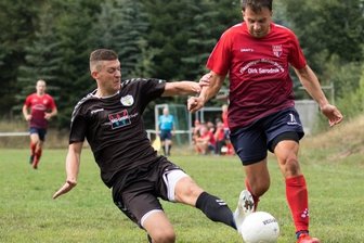 Vizemeister ist wieder in der Erfolgsspur - Mit Schwung: Der TSV Großwaltersdorf/Eppendorf um den zweifachen Torschützen David Krauße (r.) überrannte Claußnitz 6:1. 