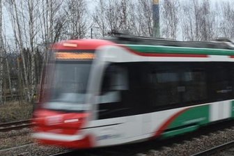 Eine Citylink-Bahn des Chemnitzer Modells auf der Strecke nach Burgstädt.