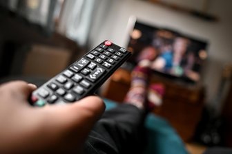 Vodafone stellt nächste Woche im vogtländischen Kabelnetz TV-Frequenzen um: Worauf Kunden achten müssen - Vodafone-Kunden im Vogtland, die Kabelfernsehen nutzen, müssen am Mittwoch möglicherweise einen Sendersuchlauf starten.