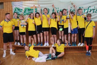 Völkerballturnier in Netzschau begeistert: Zum 10. Geburtstag soll es 2026 besonders werden - So sehen Sieger aus: Die Grundschule Wilhelm-Busch aus Leipzig verteidigte am Wochenende ihren Titel beim 9. Völkerballturnier in Netzschkau.