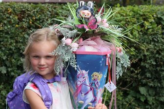 Völlig abgefahren, was Erzgebirgern so in und auf die Zuckertüte kommt - Lielle war nur eines von vielen Mädchen, die voller Freude auf ihrer Zuckertüte ein Labubu mit großen Augen sitzen sah!