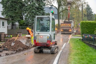 „Völlig chaotisch“: Straße im Erzgebirge ist plötzlich Baustelle - Plötzlich Baustelle: In der Oberlungwitzer Straße in Ursprung wird Glasfaser verlegt.