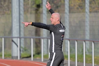 Völlig neben der Spur: Veilchen kassieren Niederlage, die keiner erwartet hat - Findet er den richtigen Ansatz, um seine Mannschaft wieder aufzurichten? Mit der Niederlage bei Kellerkind Roter Stern Leipzig hatte FCE-Coach Alexander Zamzow nicht gerechnet.