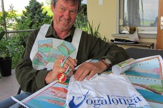 Vogalonga - mittels Muskelkraft durch Venedig - Eckhard Ahnert ist begeistert vom Paddel-Wettstreit in Italien und zeigt voller stolz seine Andenken an diesen Tag.