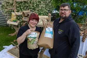 Vogelfutter zum Geburtstag: Warum ein Paar aus Auerbach einen Laden mit tierischen Leckereien eröffnet - Dies und noch viel mehr verkaufen Swetlana und Falco Conrad ab Juli in Auerbach. Ihr Tierfutter und -spielzeug kann man zwar auch online bestellen. Aber im Laden am Hainberg gib’s zusätzlich jede Menge Beratung.