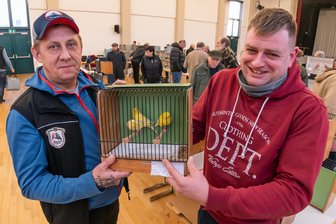 Vogelmarkt in Marienberg: Darüber freuen sich die Veranstalter - Andy Schreiber (l.) aus Gelenau schaut sich die gelben Kanarien von Maik Engelbrecht aus Hilmersdorf an.