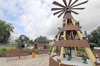 Vogelschießen in Voigtsdorf: Wie ein Dorf drei Tage lang durch feiert - Bunt geschmückt bereitet sich Voigtsdorf auf sein Vogelschießen vor.