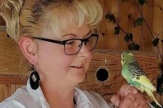Vogelzwitschern und Tombola: Werdauer Exotenzüchter laden zu großer Schau nach Trünzig ein - Die Liebe von Züchterin Jasmin Fülle gehört unter anderem den quirligen Wellensittichen.