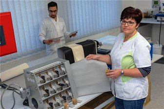 Vogtländer wollen Kunstleder aus Kaffeeabfällen herstellen - Laborantin Diana Vulturius und Anwendungstechniker Nyaz Sirouskabiri forschen beim vogtländischen Beschichtungsspezialisten Vowalon an neuen Materialen, um den Kunststoffanteil im Kunstleder zu verringern.